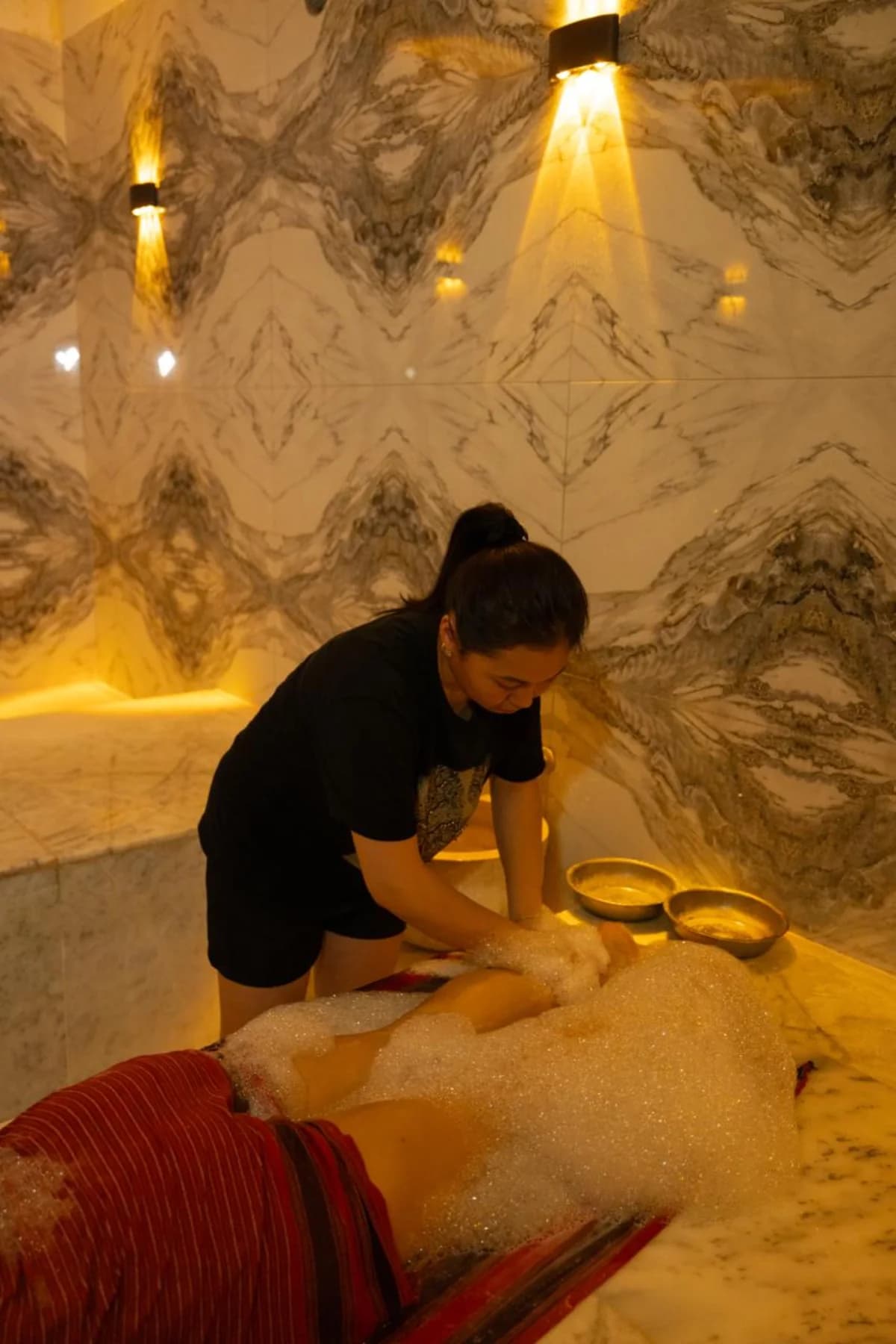 Hamam taşında geleneksel kese hazırlığı